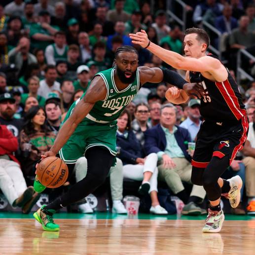 El ganador de la serie entre los Boston Celtics y los Miami Heat jugará la final ante los Denver Nuggets. En la imagen, Jaylen Brown (7) y Duncan Robinson. FOTO AFP