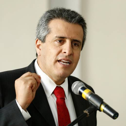 Luis Fernando Velasco se ha convertido en una pieza clave para el gobierno de Gustavo Petro. Foto: Colprensa-Juan Páez