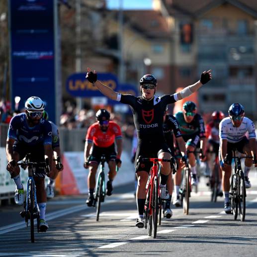 Fernando Gaviria (izquierda) estuvo cerca del triunfo en la Milán-Turín. FOTO TWITTER MOVISTAR