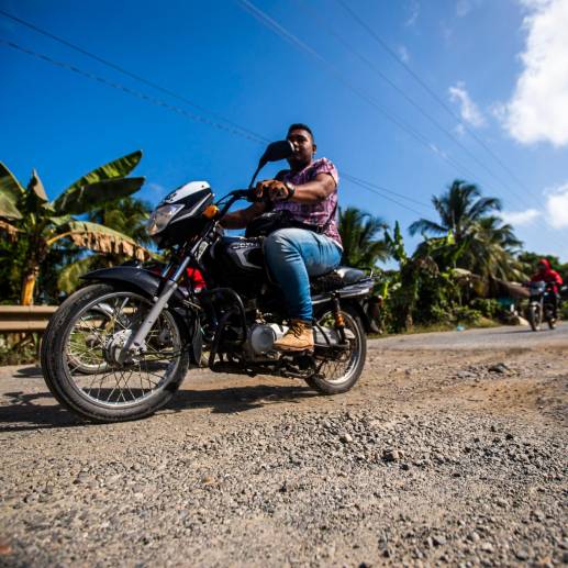 En Necoclí, Arboletes y San Juan de Urabá protestaron por el abandono de la vía nacional que cruza hasta Montería. En el detalle, una de las socavaciones de la carretera a la Costa. <b><span class="mln_uppercase_mln"> </span></b>FOTO<b><span class="mln_uppercase_mln"> carlos velásquez y cortesía</span></b>