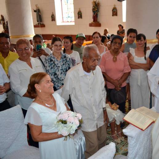 Las nupcias de don Efraín y doña Carmen se realizaron el pasado sábado 20 de mayo en la Parroquia Nuestra Señora de la Asunción. FOTOS<b><span class="mln_uppercase_mln"> PERIÓDICO EL SANTAFEREÑO</span></b>