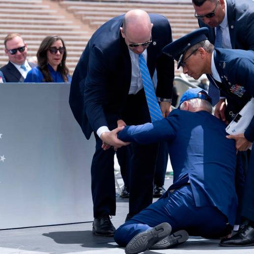 Tras la caída, el mandatario no mostró signos de dolor o alguna molestia física. FOTO: AFP