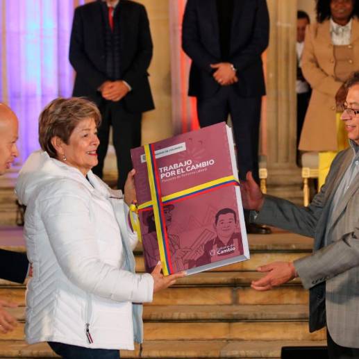 Gloria Inés Ramírez (izq.), ministra de Trabajo, y el presidente, Gustavo Petro (der.), anoche durante la radicación simbólica de la reforma laboral. FOTO MINISTERIO DE TRABAJO