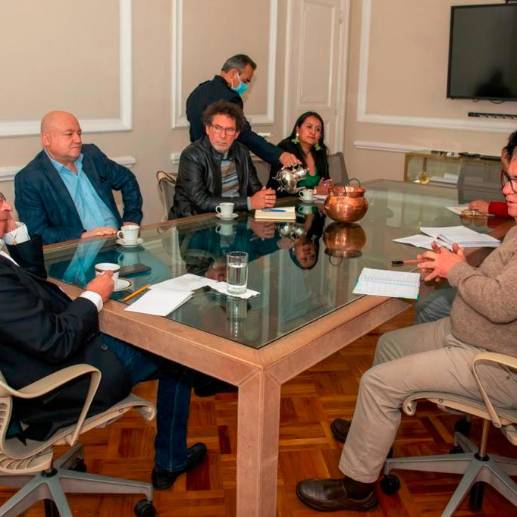 Esta semana el presidente Gustavo Petro se reunió con el firmante de paz y senador, Rodrigo Londoño, para hablar sobre la implementación del Acuerdo de paz y la seguridad de los exFarc. <b><span class="mln_uppercase_mln"> </span></b>FOTO<b><span class="mln_uppercase_mln"> cORTESÍA</span></b>