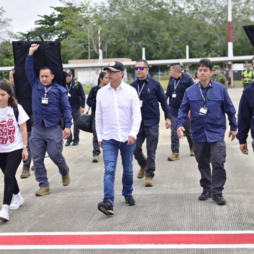 Petro llegó acompañado de su jefa de gabinete, Laura Sarabia, y de los ministros de Defensa, Iván Velásquez, y del Interior, Alfondo Prada. FOTO PRESIDENCIA