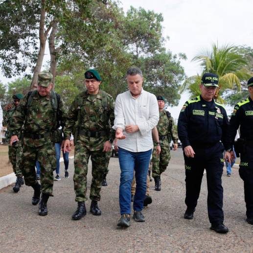 Varias instituciones, además del gobernador Aníbal Gaviria, hicieron presencia en Caucasia luego de los desmanes en la Alcaldía. FOTO: Cortesía 