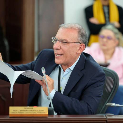El congresista rompió el documento de la reforma en plena sesión. FOTO: PRENSA ROY BARRERAS