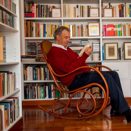 Darío Jaramillo Agudelo en la biblioteca de su casa en Bogotá. FOTO El Colombiano