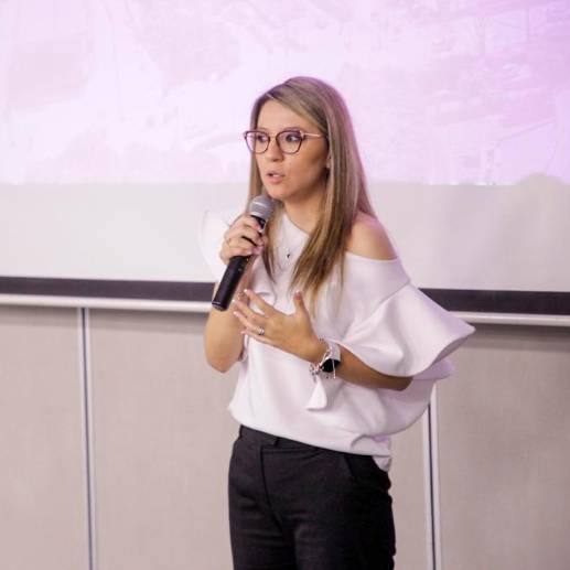 Karen Delgado era desde enero de 2020 la secretaria de Suministros y Servicios de Medellín. FOTO tomada de Twitter