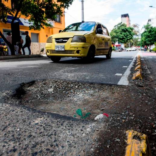 Pese al balance del Alcalde, en el Centro, el viernes, todavía había huecos sin tapar, como este de la carrera 50 con calle 57.