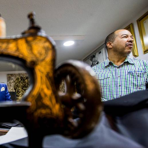 Hernando Castro, de saco y corbata, y el sastre Danilo Vasco mantiene vigente la tradición de la sastrería en Medellín. FOTO Julio César Herrera.
