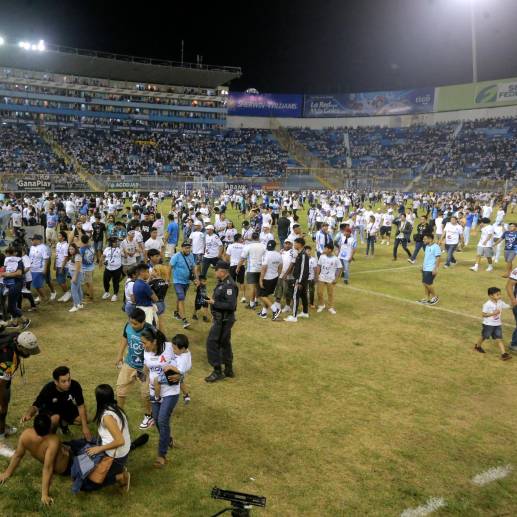 La estampida en el estadio Cuscatlán dejó 12 fallecidos y 88 personas fueron hospitalizadas. FOTO AFP