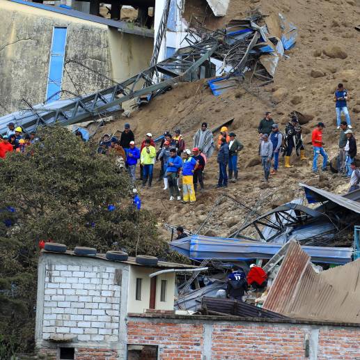 Los indicios de que el enorme alud de tierra iba a suceder venían dándose desde los primeros días de diciembre de 2022, cuando una carretera comenzó a hundirse. En un informe del pasado 11 de marzo se pedía la evacuación de la zona. FOTO: EFE