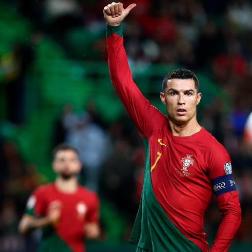 Ronaldo, de 38 años de edad, sigue brillando en el fútbol mundial. Este jueves marcó dos goles con Portugal. 