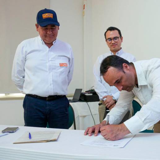 <p>El presidente (e) de la Agencia Nacional de Infraestructura, Jinathan Bernal, firma el acta el acta de inicio del contrato del proyecto</p><p>‘Recuperación de los ecosistemas degradados del Canal del Dique’, una iniciativa públicoprivada que restaurará los ecosistemas y estará a cargo de la concesionaria Ecosistemas del Dique. FOTO Cortesía</p>