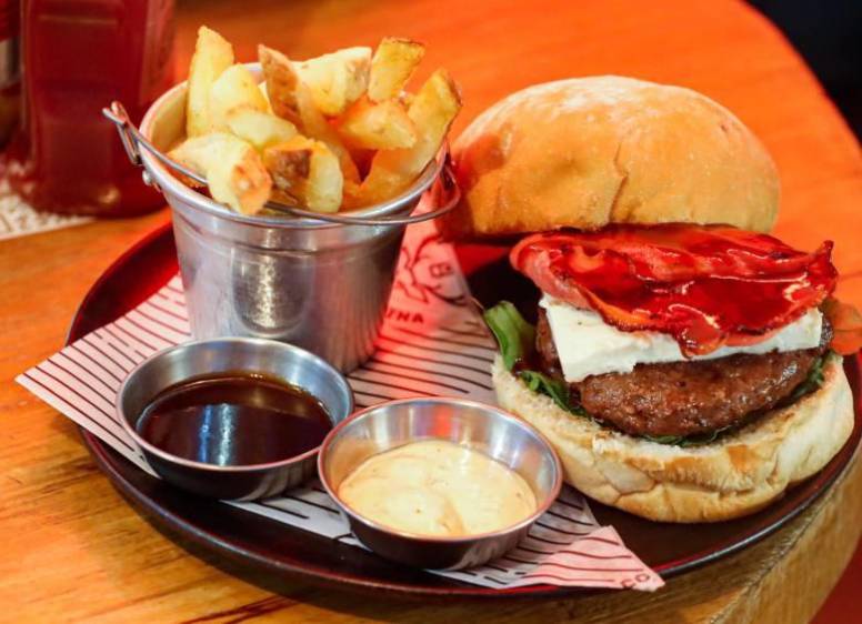 Comerse una hamburguesa ahora es 40% más caro que hace un año, ¿por qué? 