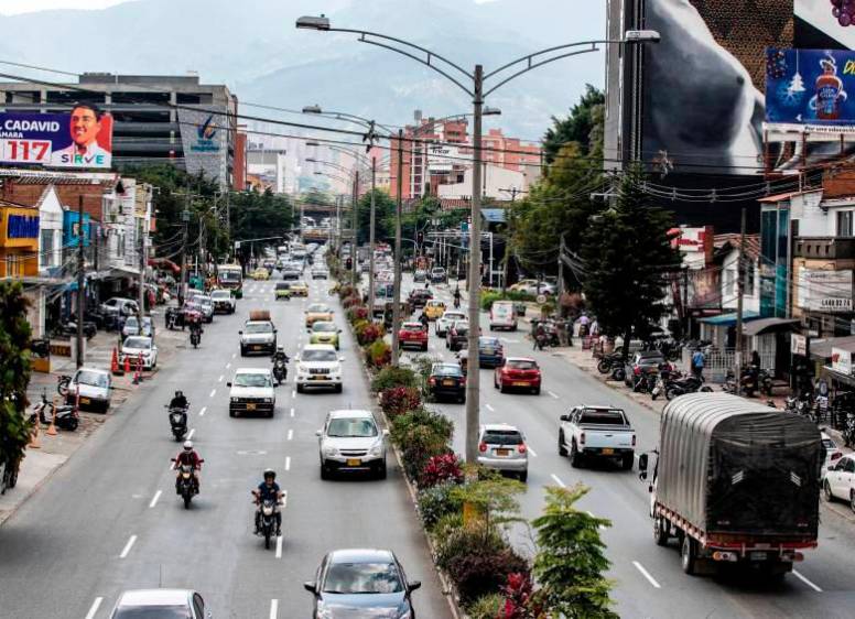 Tras una jornada con buena movilidad por cuenta del paro de taxistas este miércoles, hoy jueves volvieron los tacos a varios puntos de la ciudad. FOTO: EL COLOMBIANO