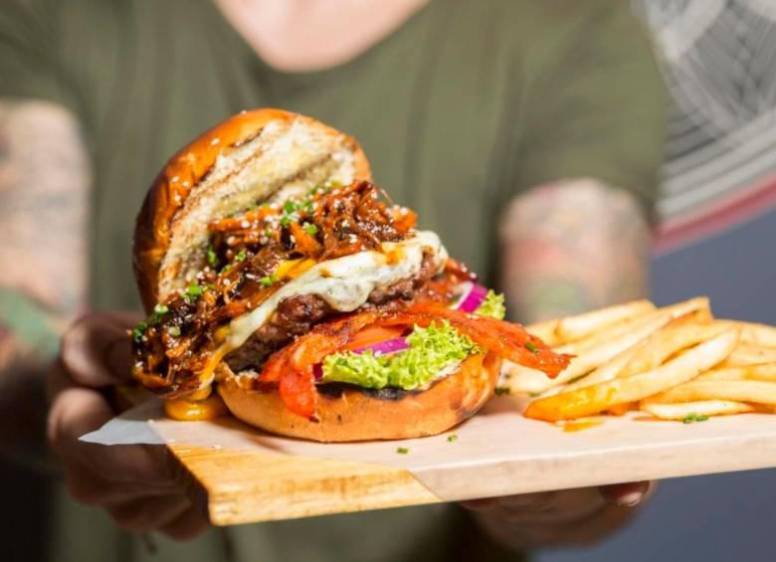 Comerse una hamburguesa ahora es 40% más caro que hace un año, ¿por qué? 