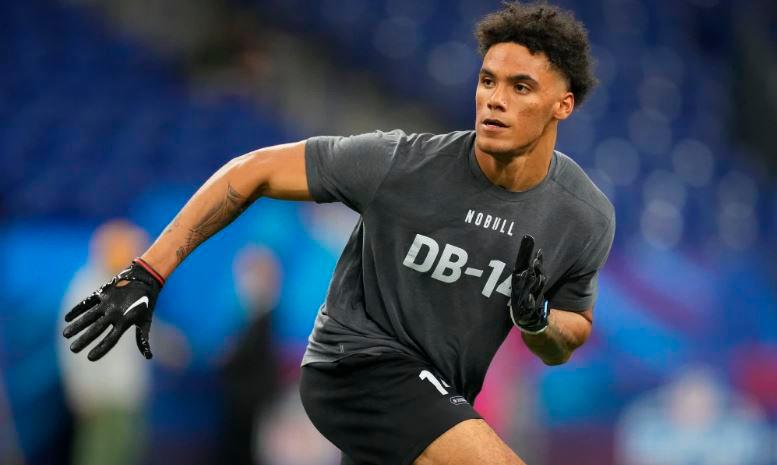 Christian González se roba los elogios en el Draft de la NFL. FOTO GETTY