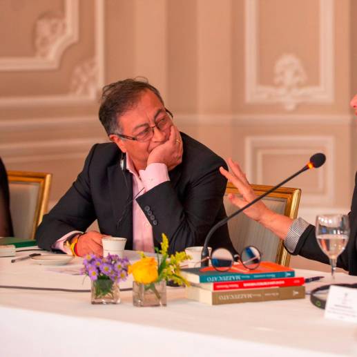 El presidente, Gustavo Petro, con la economista Mariana Mazzucato. La experta italo-estadounidense propone redistribuir la riqueza y cambiar el moelo de contratación del Estado, un formato similar al que plantea el mandatario con sus contratos a las Juntas de Acción Comunal. FOTO: Cortesía Presidencia
