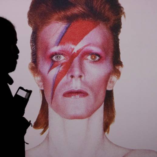 La exposición resalta la colaboración del músico con el fotógrafo Brian Duffy. Foto: Efe.