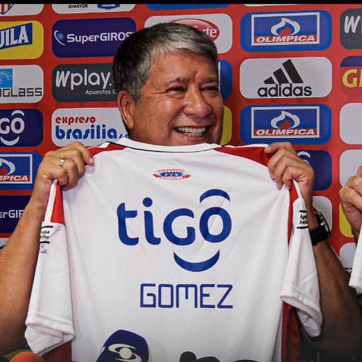 El técnico Hernán Darío Gómez durante su presentación como entrenador del Junior. FOTO @JuanSalvadorB