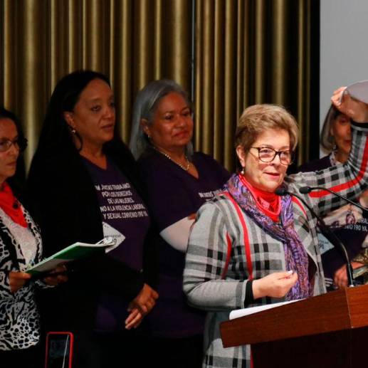 La ministra de Trabajo, Gloria Inés Ramírez, lanzó la propuesta ayer ante 400 mujeres de las centrales obreras. FOTO MINTRABAJO