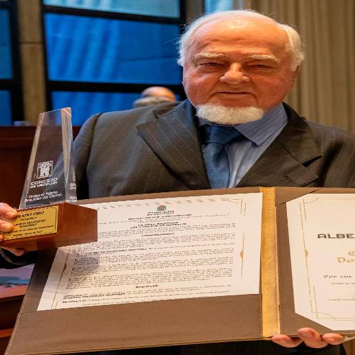 El columnista Alberto Velásquez (izq.) recibe el reconocimiento de manos del concejal Julio González (der.). FOTO: Cortesía. 
