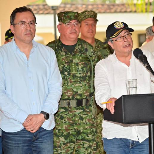 En la imagen del presidente Gustavo Petro junto a sus ministros del Interior, Alfonso Prada, y de Defensa, Iván Velásquez, tras el consejo de seguridad en el Bajo Cauca. FOTO PRESIDENCIA