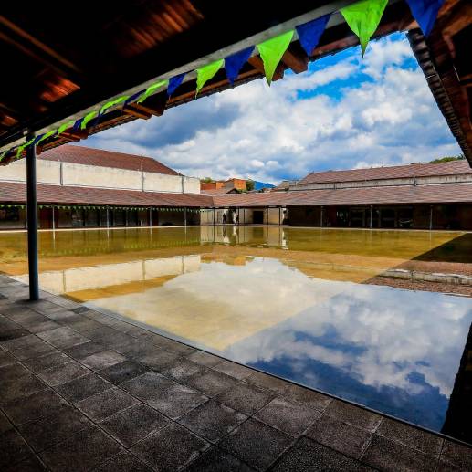 El espejo del agua es una invitación a conectar el mundo con el cielo a partir de la contemplación. Además es uno de los rasgos principales de la Biblioteca. Foto: Jaime Pérez. 