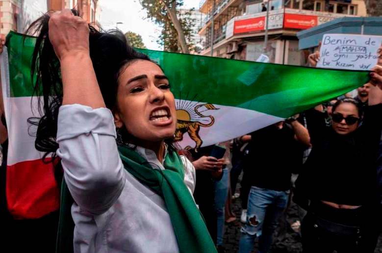 Las protestas de mujeres han aumentado en ese país desde la muerte de Mahsa Amini, atacada porque no llevaba bien puesto el velo islámico. FOTO EFE