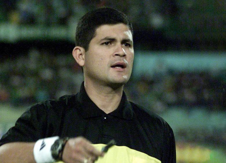 Óscar Julián Ruiz empezó su carrera como juez profesional de fútbol en 1992 y la terminó en 2011. FOTO: Juan Antonio Sánchez