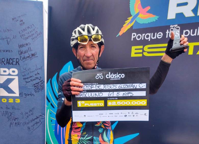 En la categoría de Gran Fondo (110 K), hombres mayores de 61 años los ganadores fueron Héctor de Jesús Guzmán Castaño (00:48:15), quien aparece en la foto, Héctor León Gaviria Gómez (00:50:31) y Luis Fernando Ramírez Rojas (00:51:48). FOTOS EL COLOMBIANO