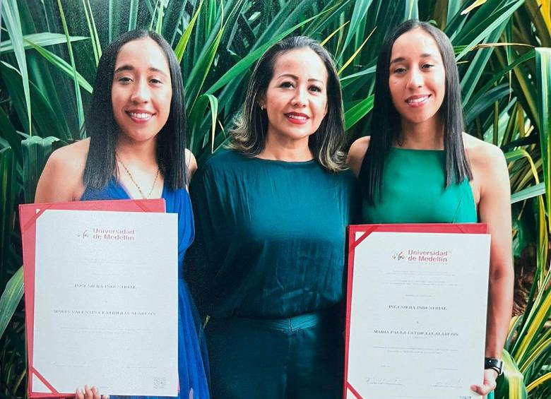 Paula y Valentina junto a su mamá recibiendo el título de la Universidad de Medellín. FOTO CORTESÍA 