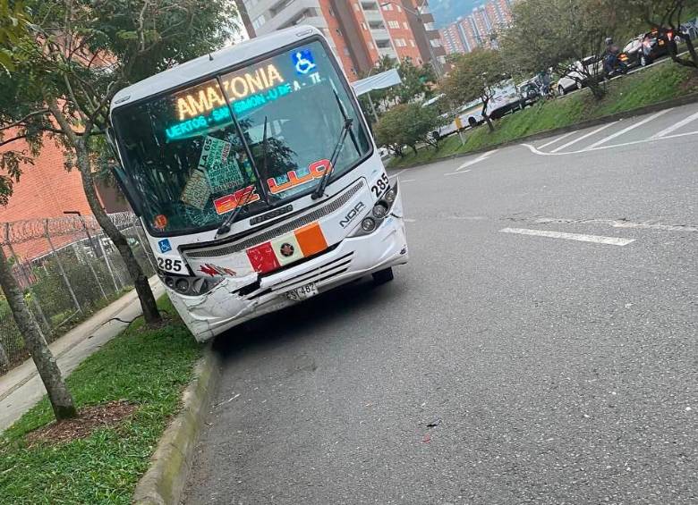 Según las redes sociales, así quedó el bus que habría causado la emergencia en Bello. FOTO: Cortesía.