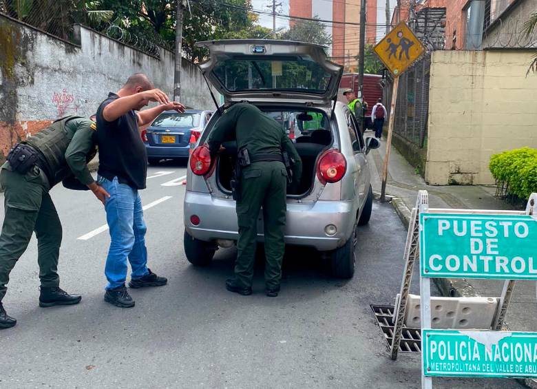 Los controles de la Policía se realizan en varios sectores de Sabaneta. FOTO: Cortesía