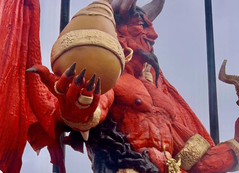 El Diablo siempre lleva un calabazo, como símbolo de las tradiciones indígenas. Foto: Freddy López García.