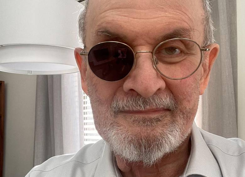 Rushdie sobrevivió al atentado y ha vuelto al ruedo con la próxima publicación de Victoria City. Foto: Redes sociales.