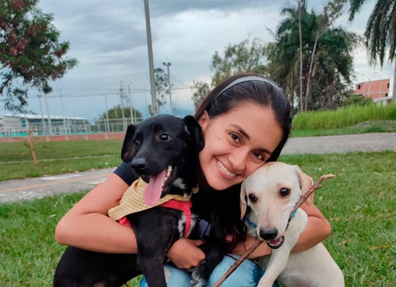 La ingeniera amaba los animales. Adoptó a la que era su mascota (el perro claro). Al negro lo rescató y se lo entregó a otra familia. FOTO Cortesía