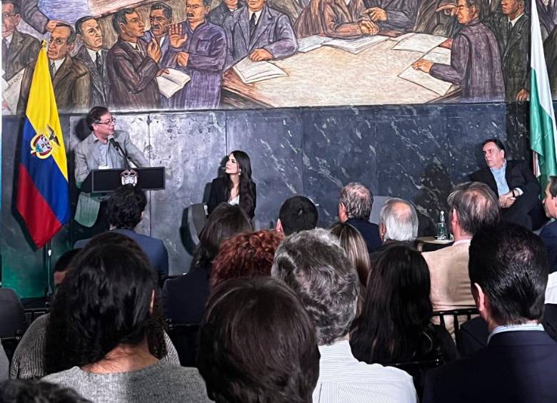 En el Salón del Concejo, del Antiguo Palacio Municipal, presidido por un sobrecogedor mural de Pedro Nel Gómez. Abajo la reunión privada con la junta directiva de Proantioquia. FOTOS Cortesía 