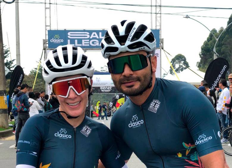Giovana Arcila Vásquez hizo el mejor tiempo en la categoría de mujeres, en el Fondo Medio (60 km). A su lado, su entrenador Jorge Sanabria; tiempo 2 horas 2 minutos y 4 segundos. FOTO EL COLOMBIANO