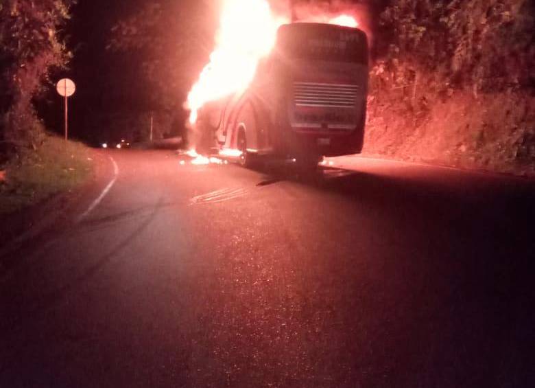 Los guerrilleros del Eln quemaron ocho vehículos en Puerto Valdivia. FOTO: Cortesía. 
