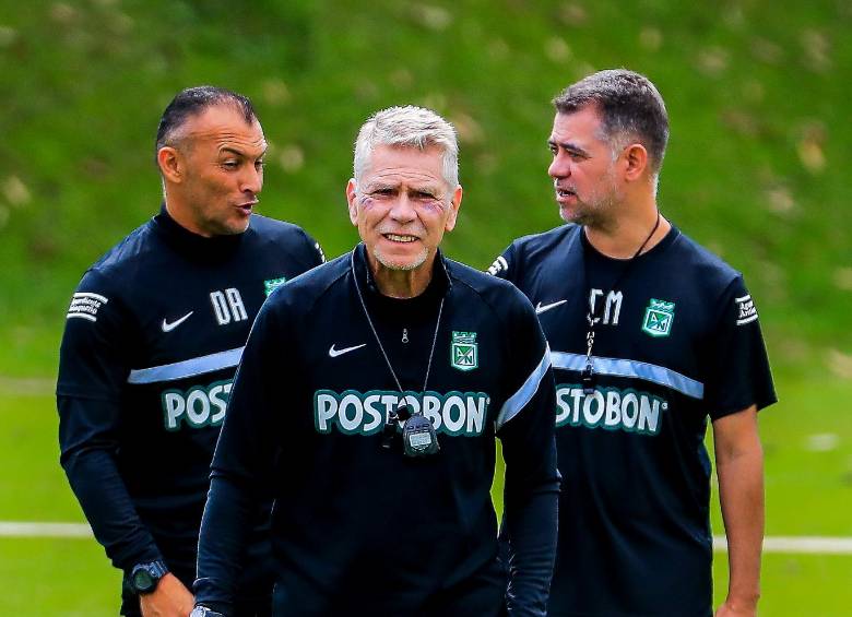 El técnico Paulo Autuori junto a dos de sus colaboradores en la sede deportiva de Guarne, donde trabaja diariamente para poner a punto al equipo de cara a su debut en la Liga. FOTO Jaime Pérez