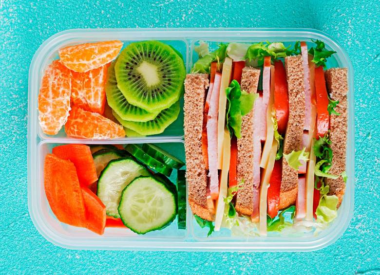 La lonchera de los niños es fundamental y debe ser saludable. Involúcrelos en la compra y explíqueles por qué ciertos alimentos le hacen bien. Esto les ayudará a crear buenos hábitos. FOTO sstock