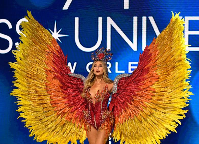 La colombiana María Fernanda Aristizábal con su vestido para la Muestra 71 de Trajes Nacionales. Si bien estuvo entre las favoritas, no llegó a las 5 finalistas. FOTO EFE