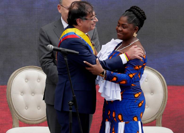 Francia Márquez saluda a los asistentes a la ceremonia de posesión presidencial. FOTO Efe