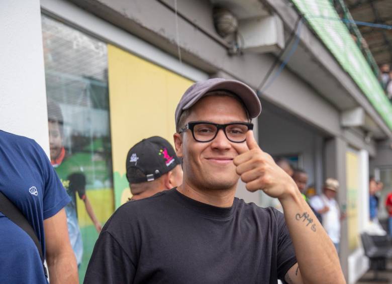 Juan Fernando Quintero no olvida sus raíces en el babyfútbol y este viernes de nuevo visitó la Marte 1, sede del Festival. FOTO carlos velásquez