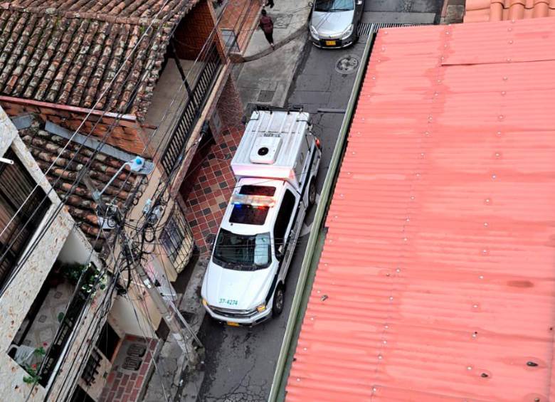 En este edificio ocurrieron los hechos. Los otros dos asaltantes huyeron y uno de ellos fue capturado. FOTO: CORTESÍA