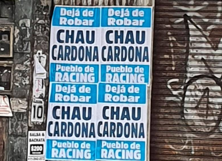 Así amanecieron los alrededores del estadio de Racing, pidiendo la salida de Edwin Cardona. FOTO: TOMADA DE TWITTER @DiarioOle