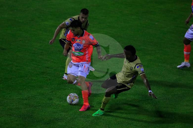 Águilas Doradas gana 1-0, parcialmente, ante Envigado en el duelo que se disputa en el estadio Alberto Grisales de Rionegro. FOTO JAIME PÉREZ 